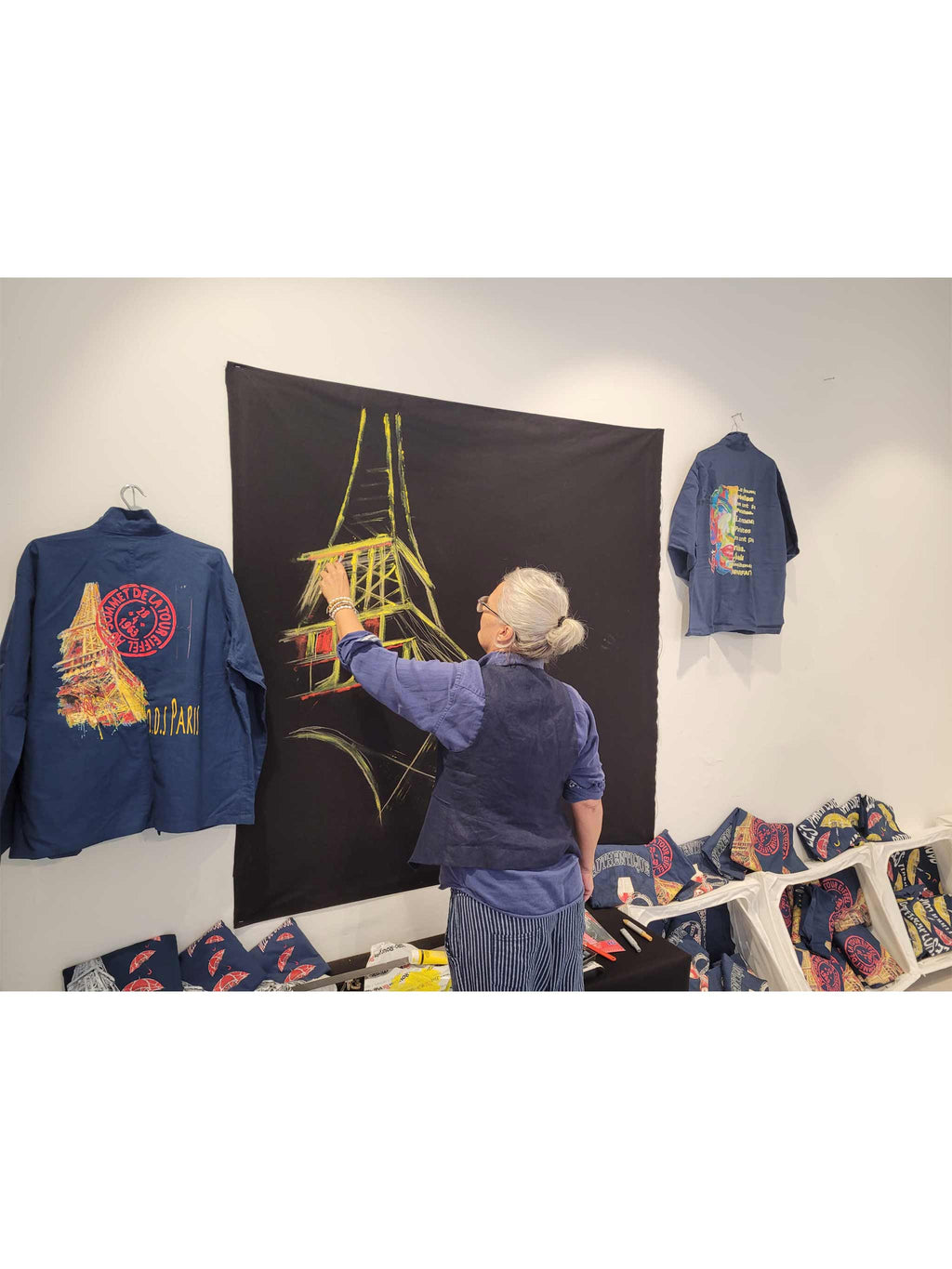 artiste-Ondine - Devis- Steinmetz en train de peindre dans une galerie dans le Marais PAR