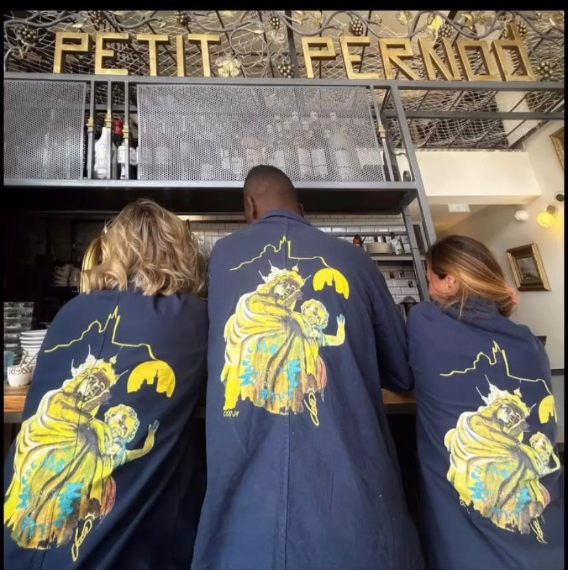 Équipe Le Petit Pernod Marseille vestes personnalisées Bonne Mère O.D.S Collection - Création sur mesure artiste peintre marseillaise - Personnalisation bar restaurant Marseille
