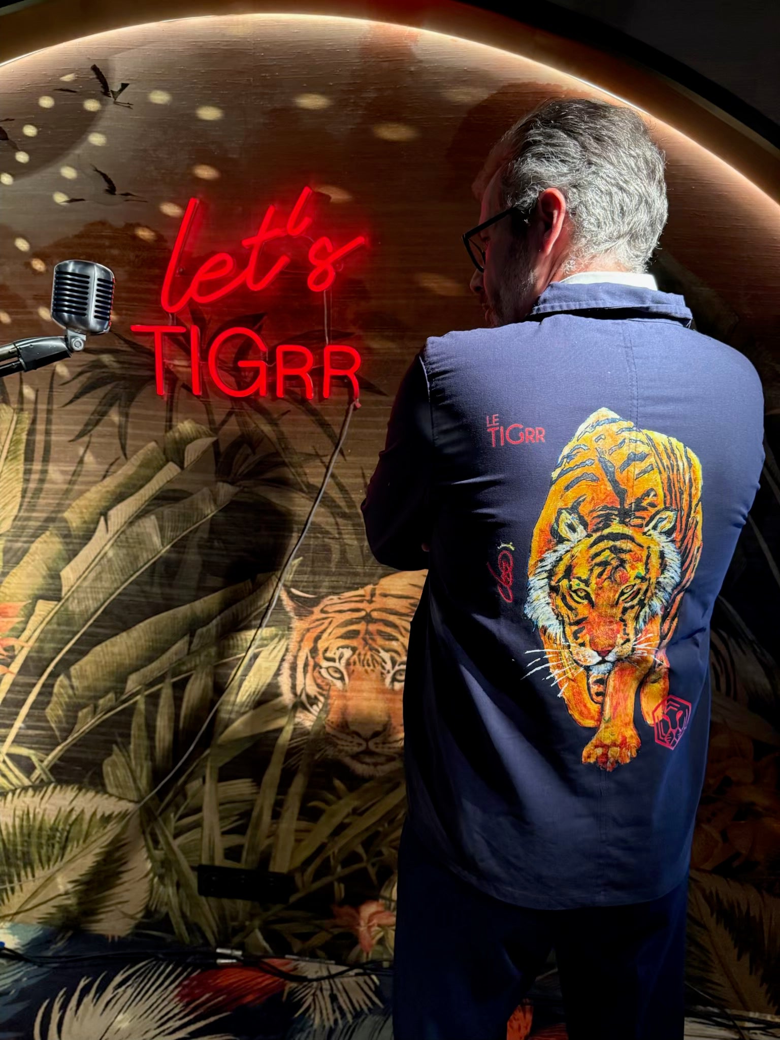 Veste personnalisée Tigrr Saint-Tropez - Restaurant asiatique cocktails bar - Création sur mesure O.D.S Collection - Artiste peintre marseillaise - Personnalisation boutique hôtel Saint-Tropez
