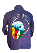 Veste surf Slide on the Wave - Pays Basque - Guéthary Biarritz Hossegor - Peinture originale artiste Ondine - Art wearable créateur français - veste surfeur - Vague turquoise planches colorées - Cadeau surfeur océan - Jacket surf art - Création française Pays Basque
