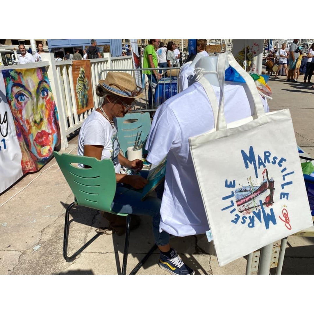 Artiste Ondine ODS en train de peindre à l'acrylique création originale pour collection vêtements"