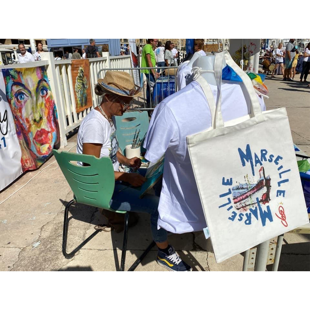 artiste-peintre-de-profil-ondine-entrain-peindre-live-vieux-port-marseille-O.D.S