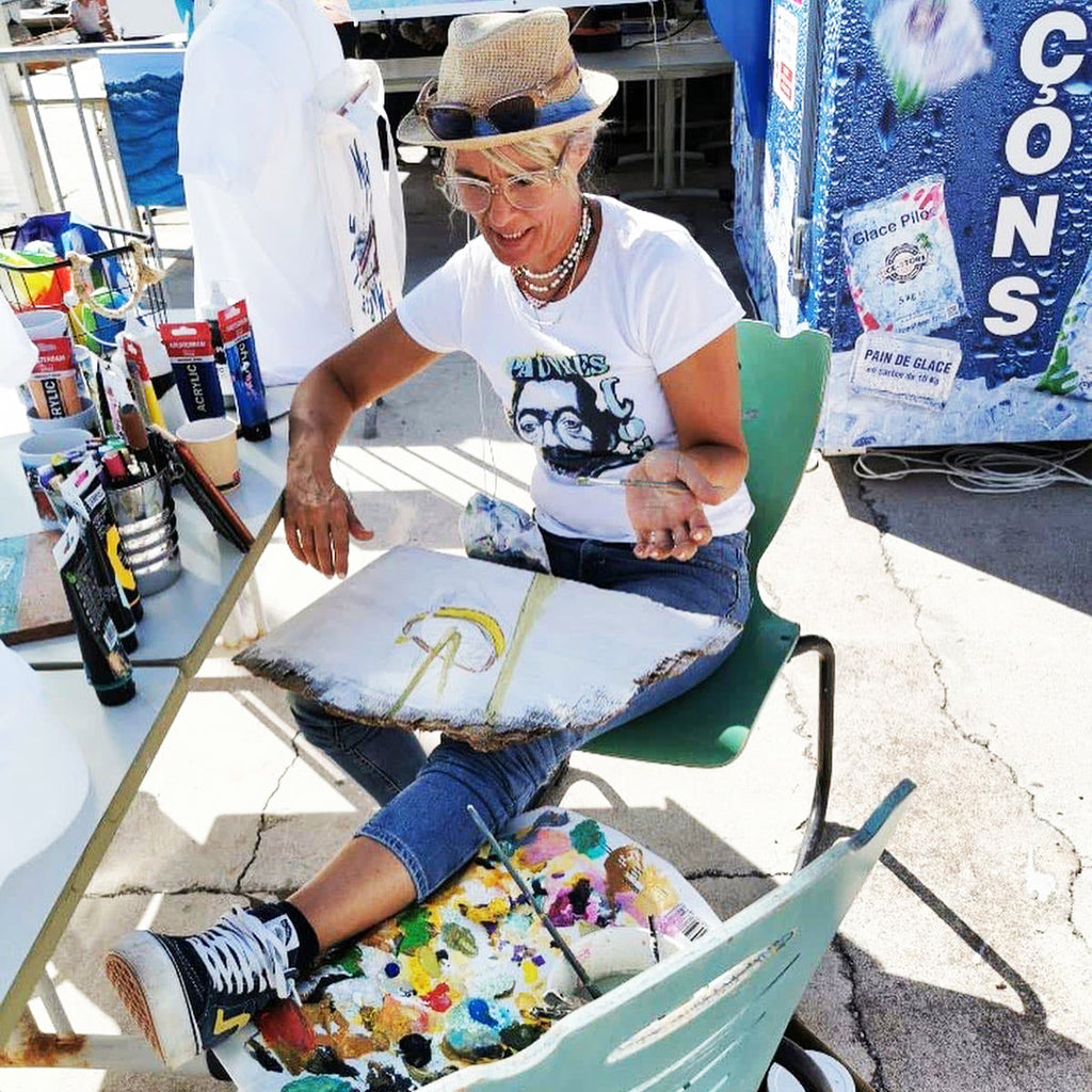 Ondine artiste peintre en train de créer pour collection ODS